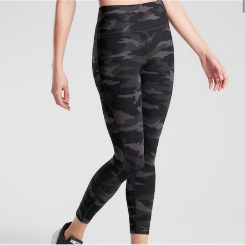 Athleta Ultimate Stash Pocket Camo 7/8 Tight XS